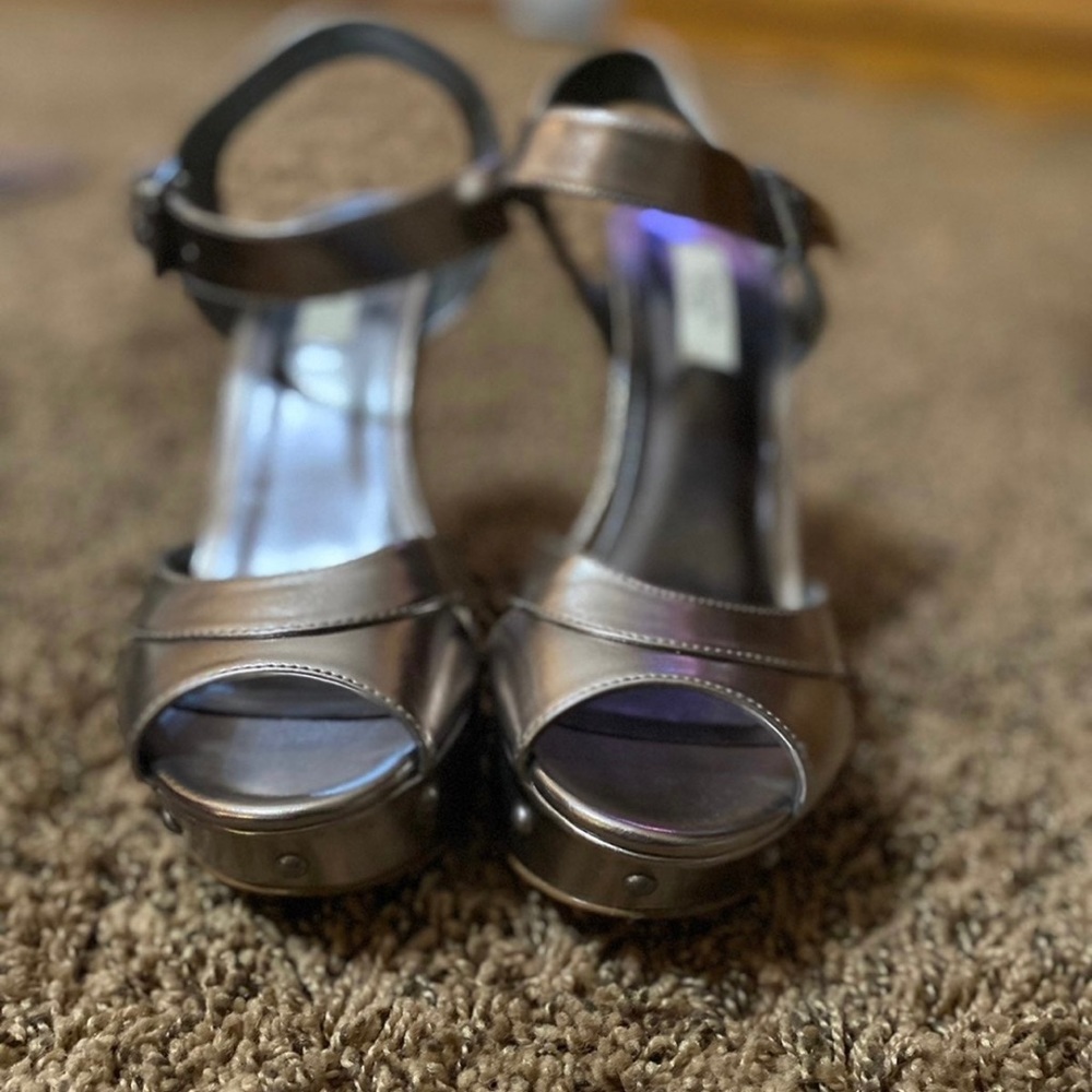 Vera Wang Wedges